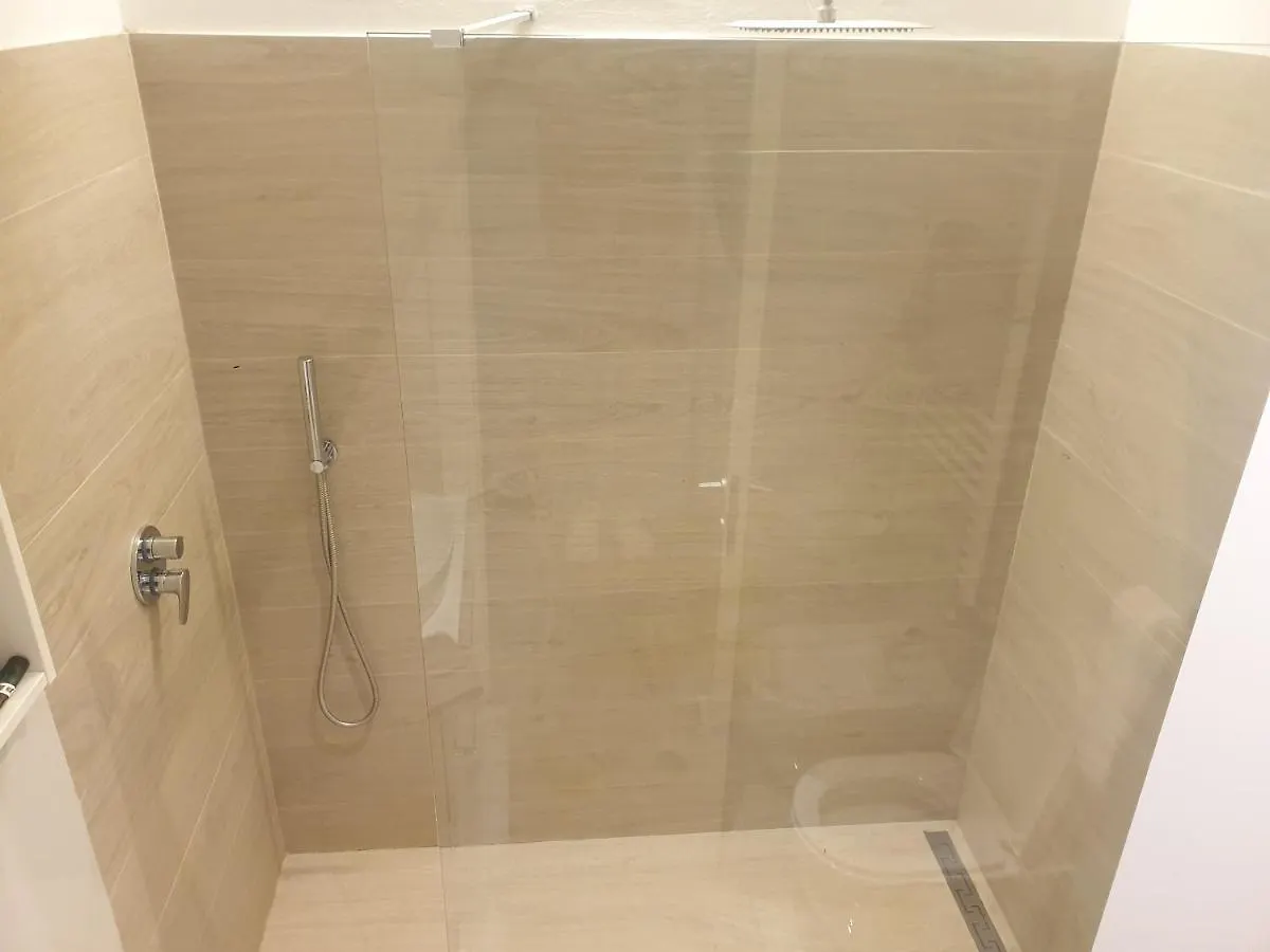 Your Spacious & Lovely Home -4 Queen Bed- Milan 0*,  Italy