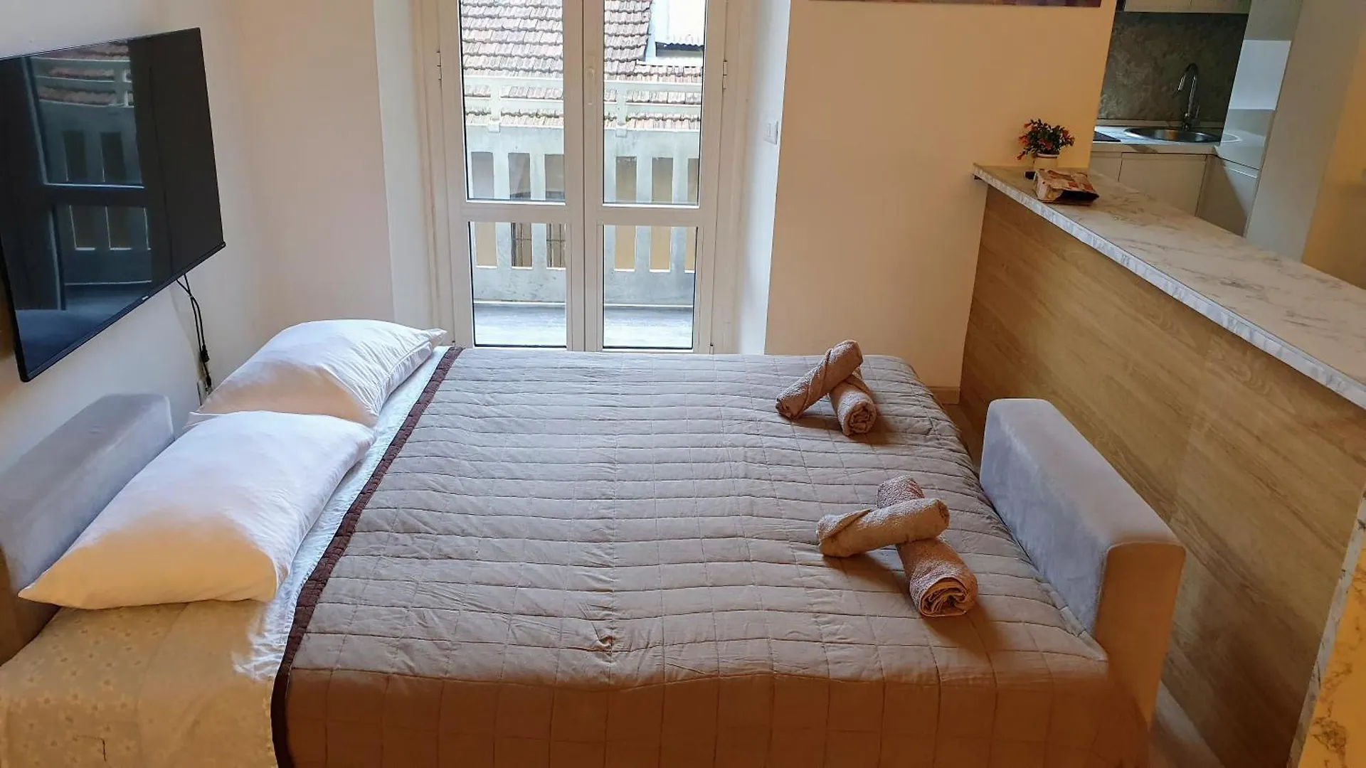 Your Spacious & Lovely Home -4 Queen Bed- Milan 0*,  Italy
