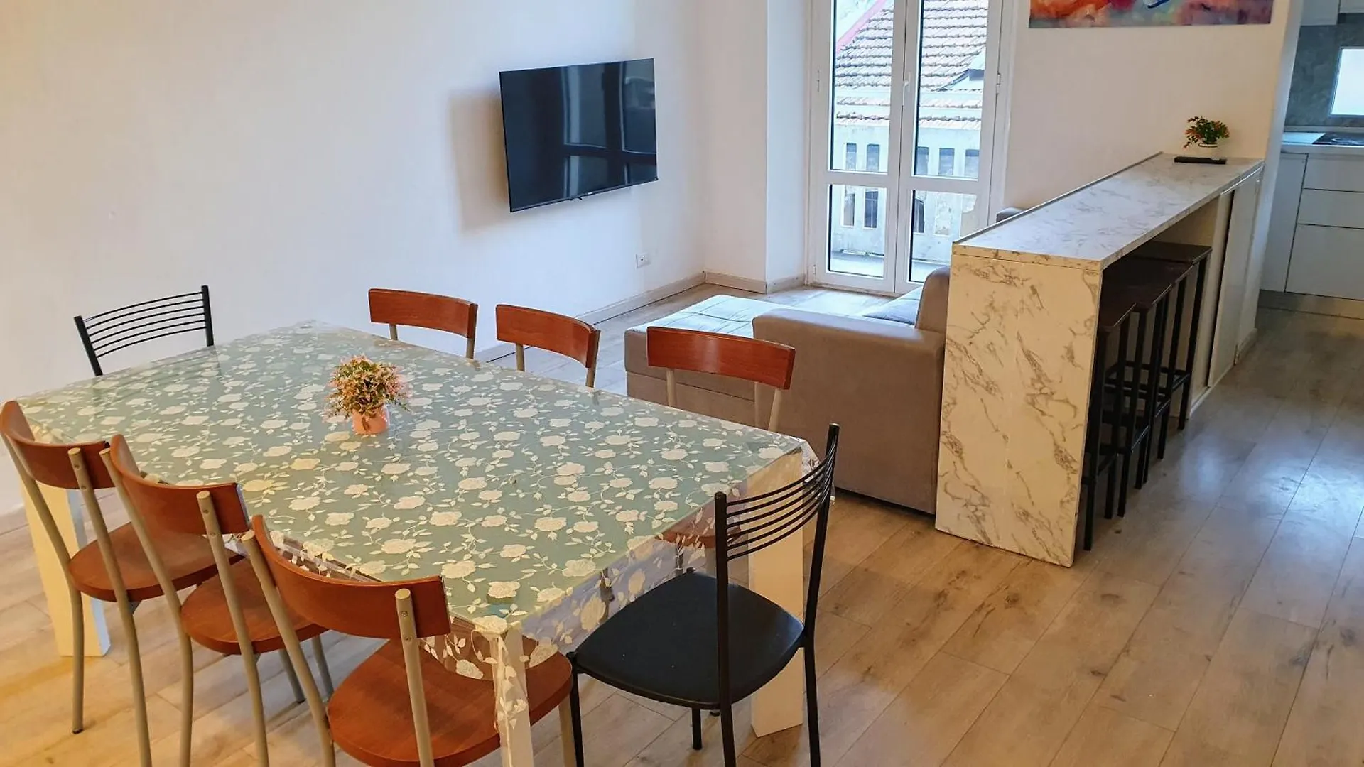 Apartment Your Spacious & Lovely Home -4 Queen Bed- Milan Italy